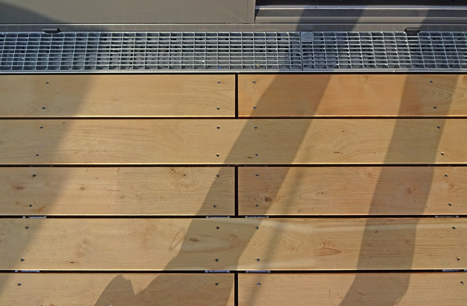 Wetterfester Holzbelag, Anschluss an die Terrassentür mit Ablaufrinne