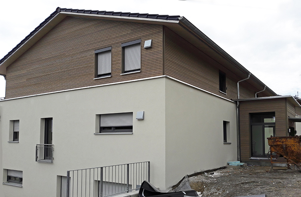 Fassadenverkleidung Weißtanne / Durapatina Doppel-Rombus bei einer Häuserreihe in Neufrach
