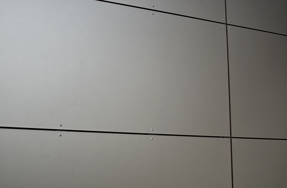HPL-Fassadenplatten, Ausführung in Metallic-Grey